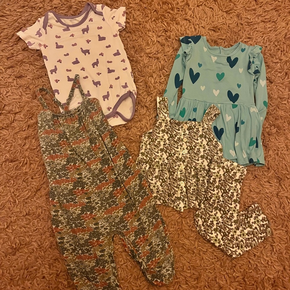 Bamboo bodysuits and outfit sets. Kate Quinn, Kyte Baby, Bubble Baby. 18-24m